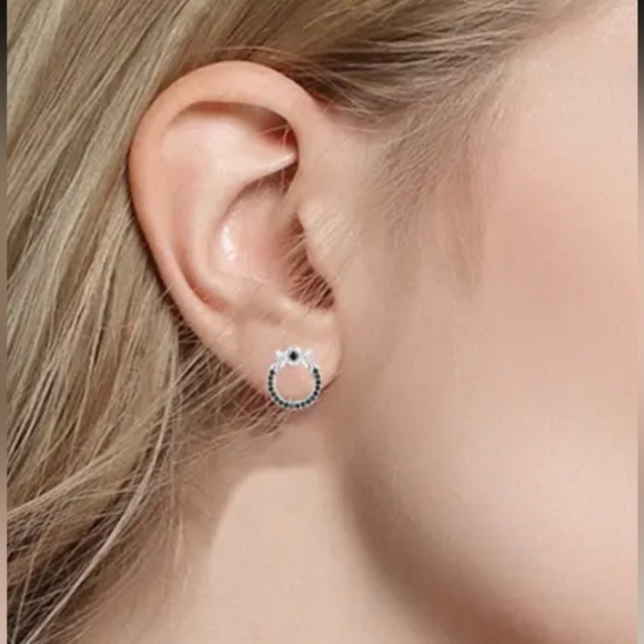 🌟 Sterling Silver Circle Stud Earrings - Picture 4 of 4